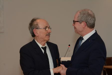 Landrat Manfred Müller verleiht Herrn Dr. Pablo Livio Rivero-Lazcano das Verdienstkreuz am Bande der Bundesrepublik Deutschland (Foto: © Anna-Sophie Schindler, Amt für Presse- und Öffentlichkeitsarbeit, Kreis Paderbonr)